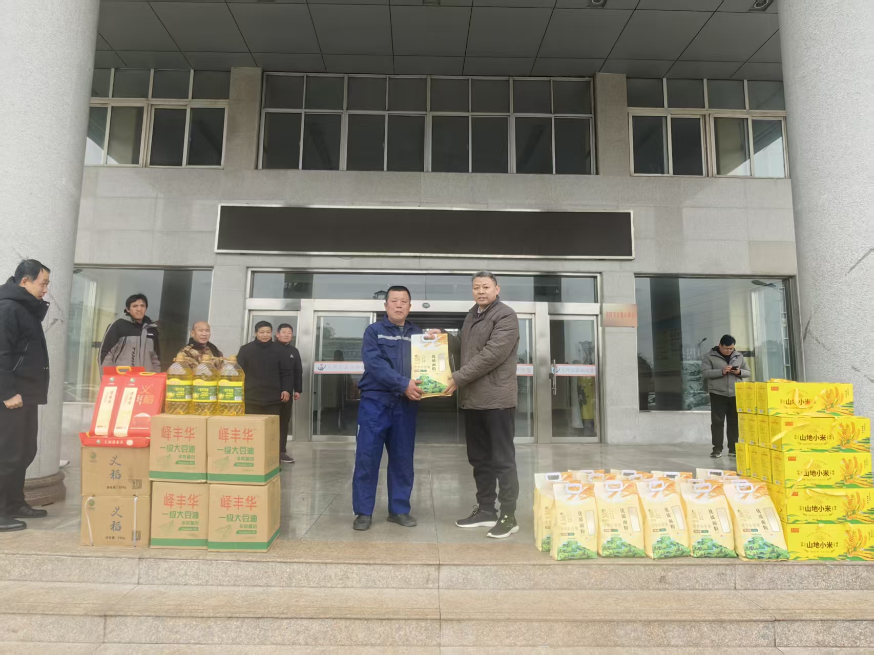 市总工会到大兴矿业公司发展春节送温暖活动